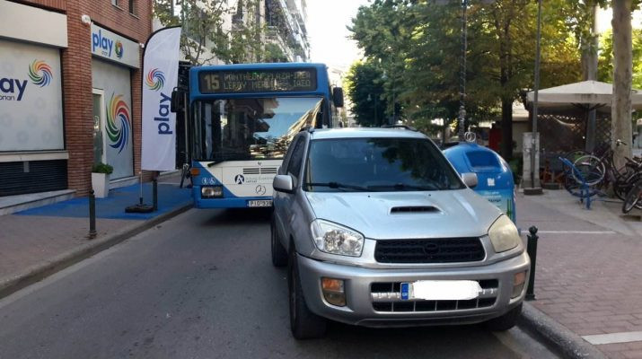 «Ελληνάρας» στη Λάρισα: Παράτησε το ΙΧ στη μέση του δρόμου και… έφυγε (εικόνες)